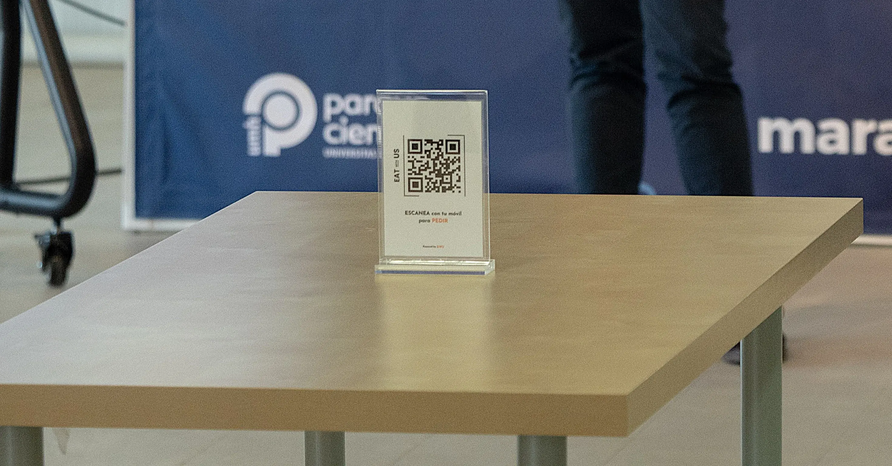 QR de Eat with Us sobre una mesa para pedir desde el móvil en un restaurante