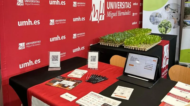 Material de Eat with Us en el stand de la Universidad Miguel Hernández en Alicante Gastronómica 2026