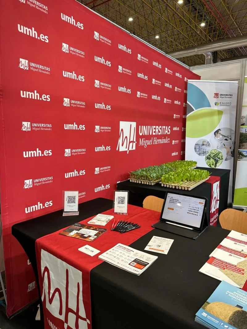 Material de Eat with Us en el stand de la Universidad Miguel Hernández en Alicante Gastronómica 2026