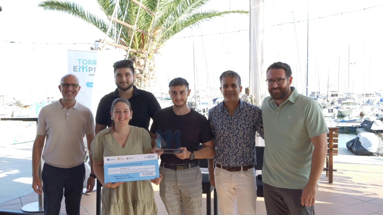 Entrega del reconocimiento a Eat with Us en Torrevieja Emprende