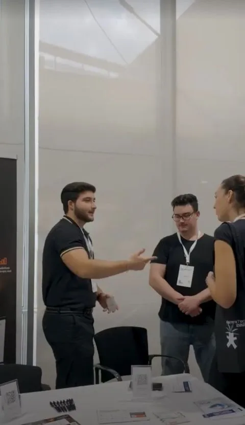 Equipo de Eat with Us conversando con asistentes en la zona expo de Palmera Tech 2026