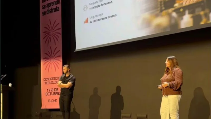 Javier Bernaola y Selene Gisbert, de Eat with Us, en el escenario de Palmera Tech 2026