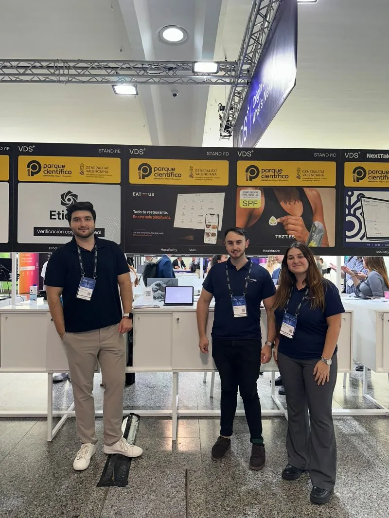 Equipo de Eat with Us en el stand del Parque Científico UMH en el VDS 2026