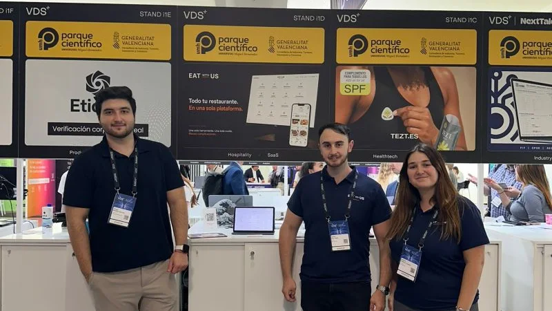 Equipo de Eat with Us en el stand del Parque Científico UMH en el Valencia Digital Summit 2026